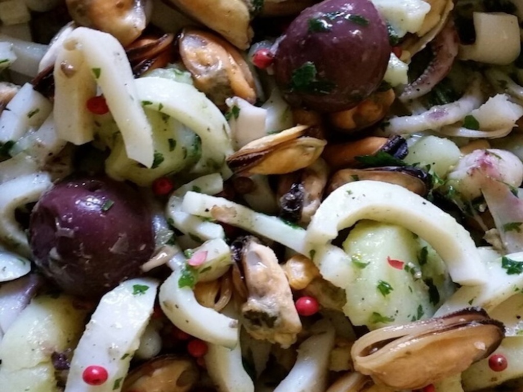 Insalata di frutti di mare, patate e cozze