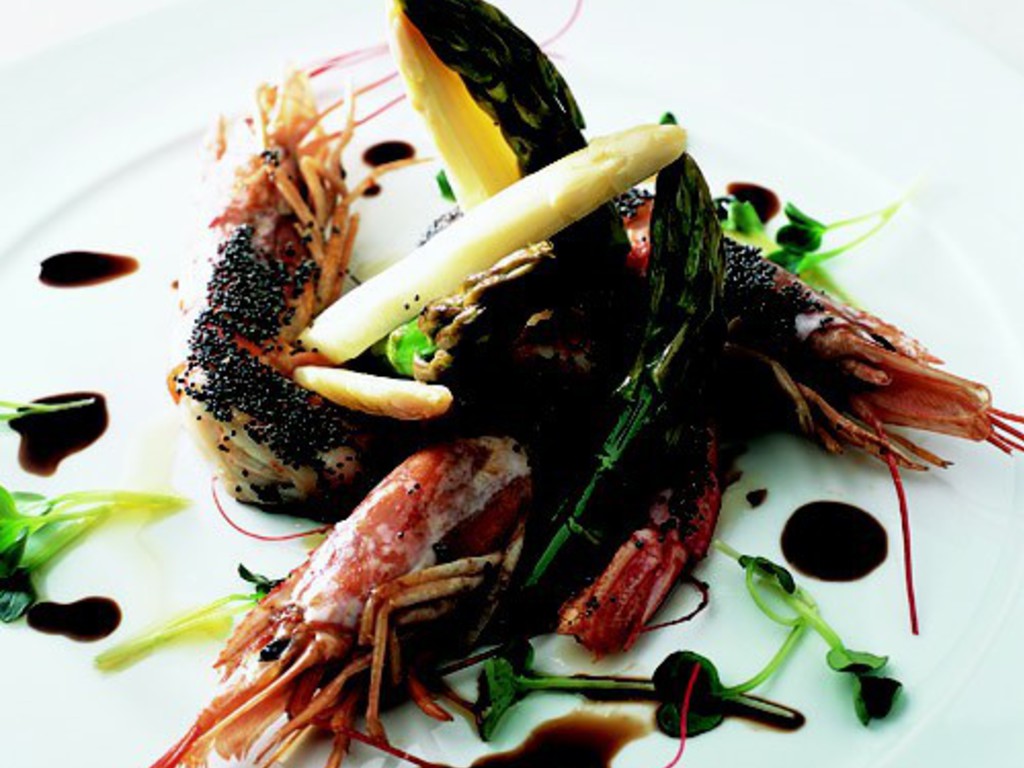 Mazzancolle con semi di papavero, asparagi bianchi e verdi
