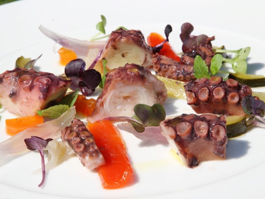 Polpo alla plancia con giardiniera di verdure