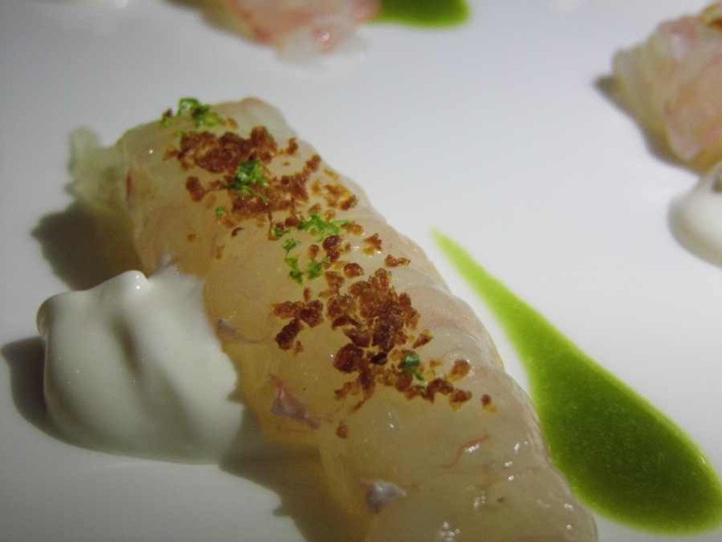 Scampo, cipolla bruciata, emulsione di maialino, salicornia