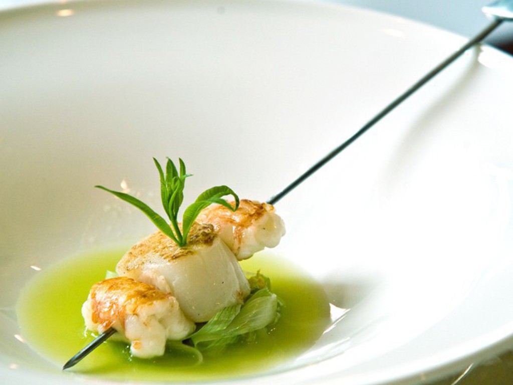 Spiedino di capesante e scampi, cipollotto al limone, infuso di mela verde e sedano rapa