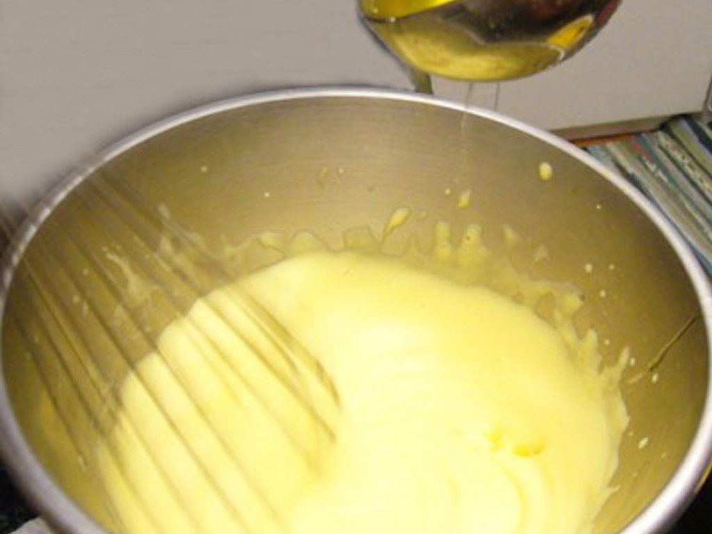 Filetti di  salmone bollito con salsa mousseline