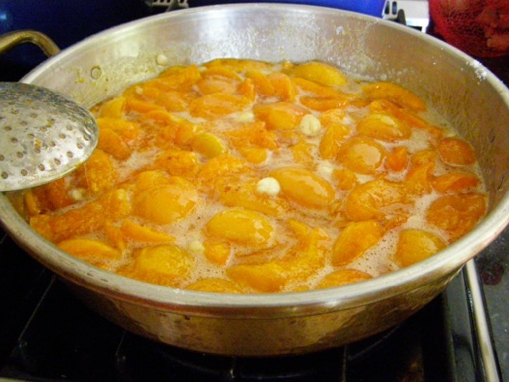 Marmellata di albicocche alla vaniglia e mandorle fresche