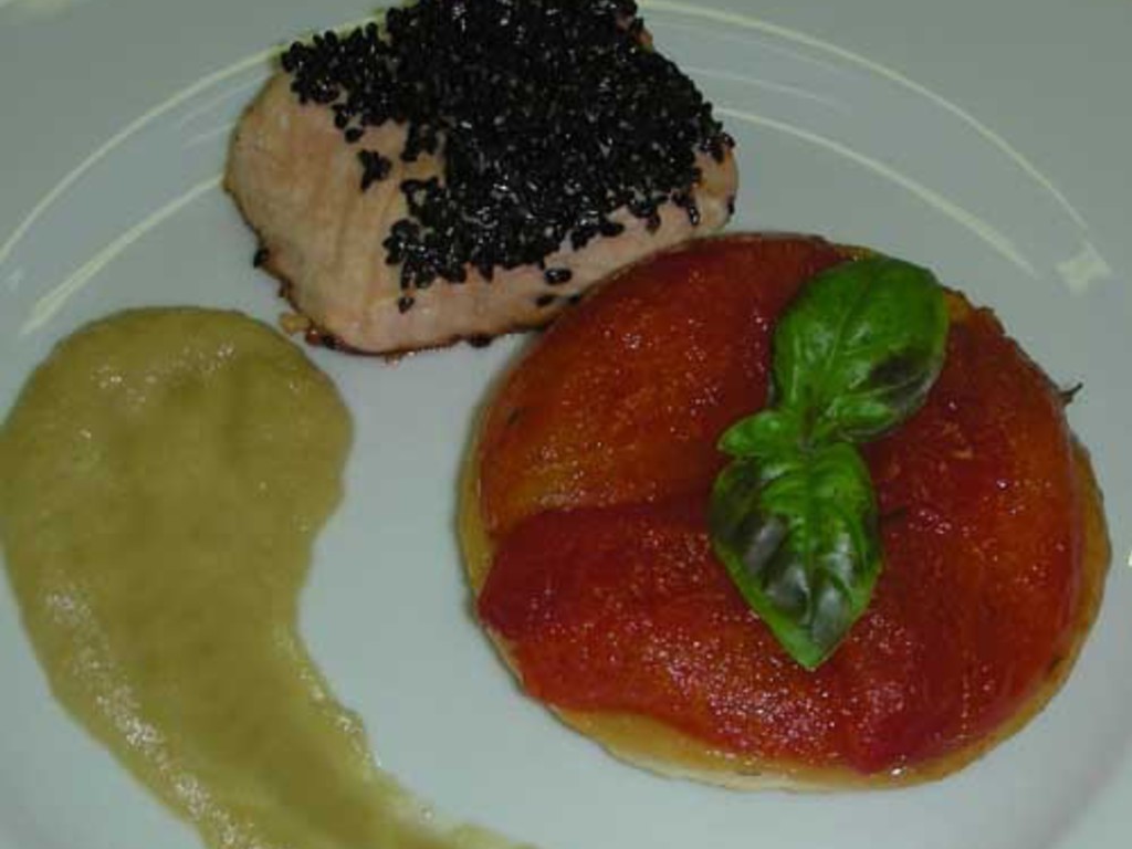Salmone al sesamo con tatin di pomodori e salsa di cipolle