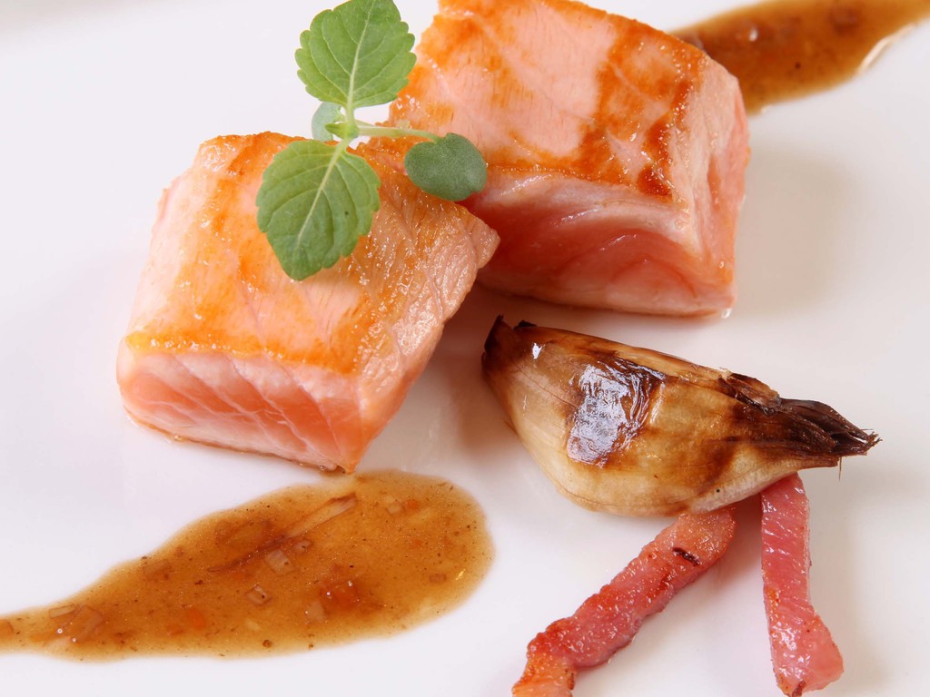 Salmone arrostito su aglio e pancetta affumicata