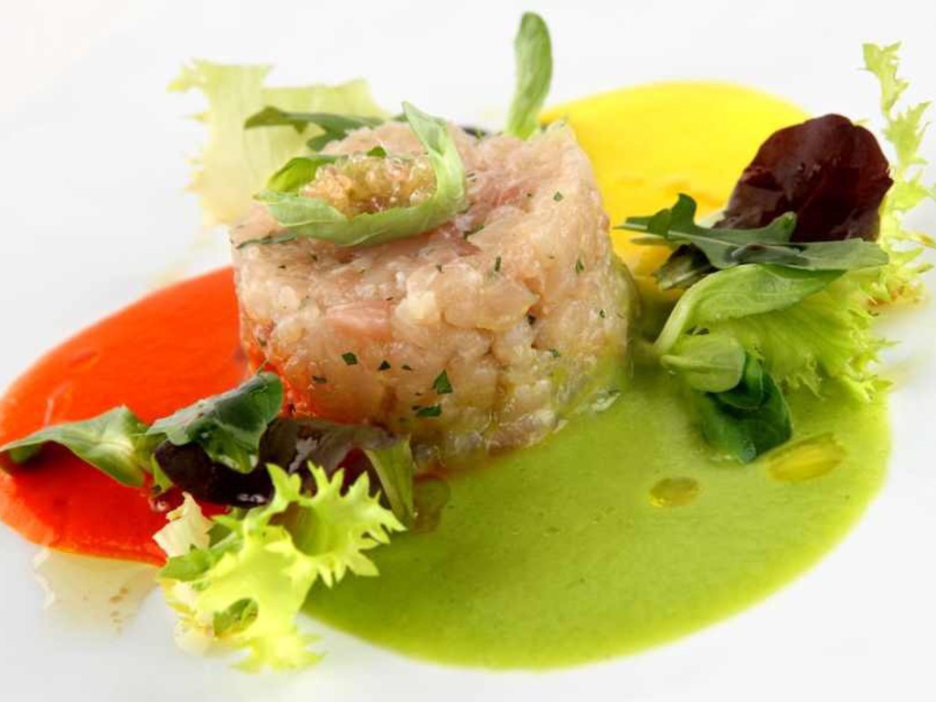 Tartare di salmerino marinato su dialogo di peperoni