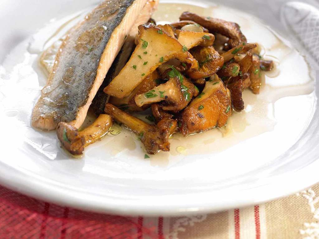 Trota al vino e funghi