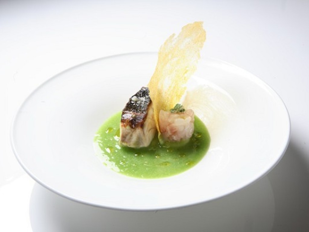 Branzino con pelle croccante, con piccola tartare su acqua di sedano e puré al pepe