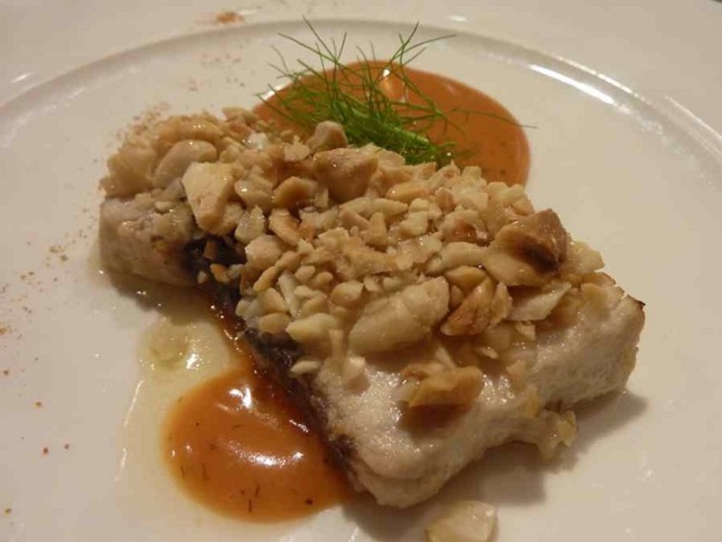 Croccante di pesce azzurro su salsa di pomodoro concentrato e finocchietto