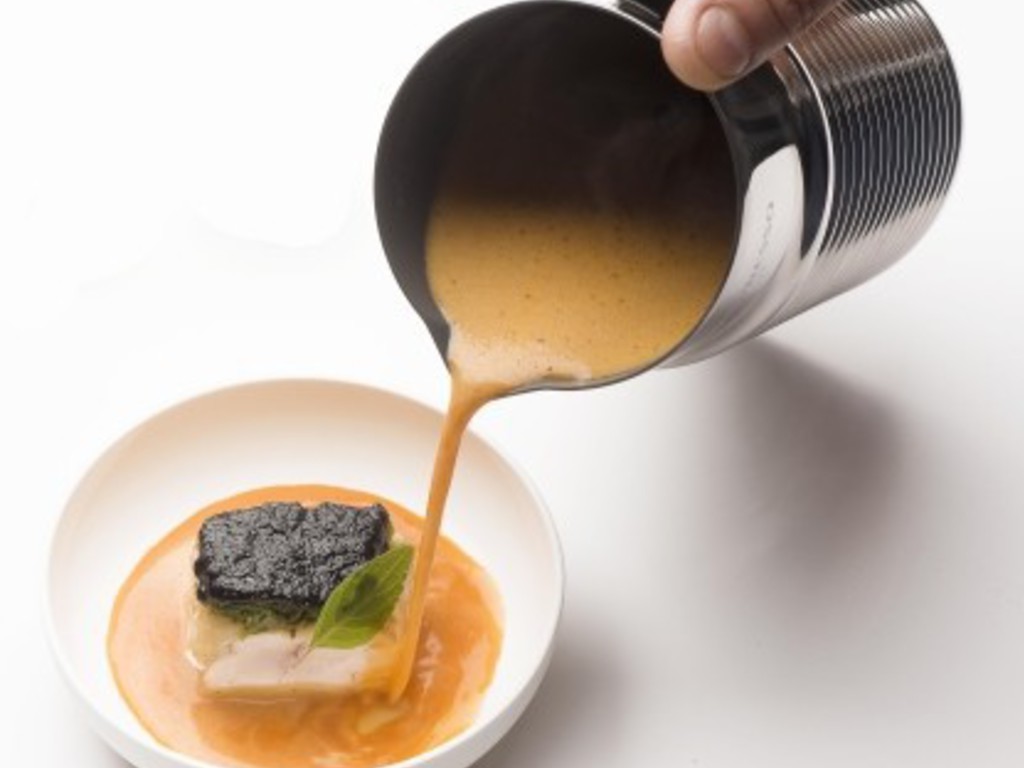 Dotto (Cernia dorata) in crosta al nero di seppia con cime di rapa e emulsione di crostacei al profumo di agrumi