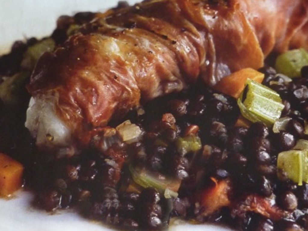 Filetti di coda di rospo avvolti in prosciutto crudo con lenticchie