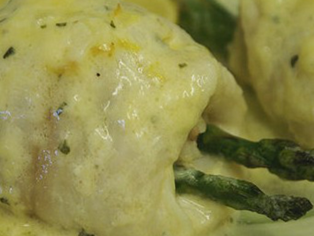 Involtini di filetti di sogliola con punte di asparagi e salsa al limone