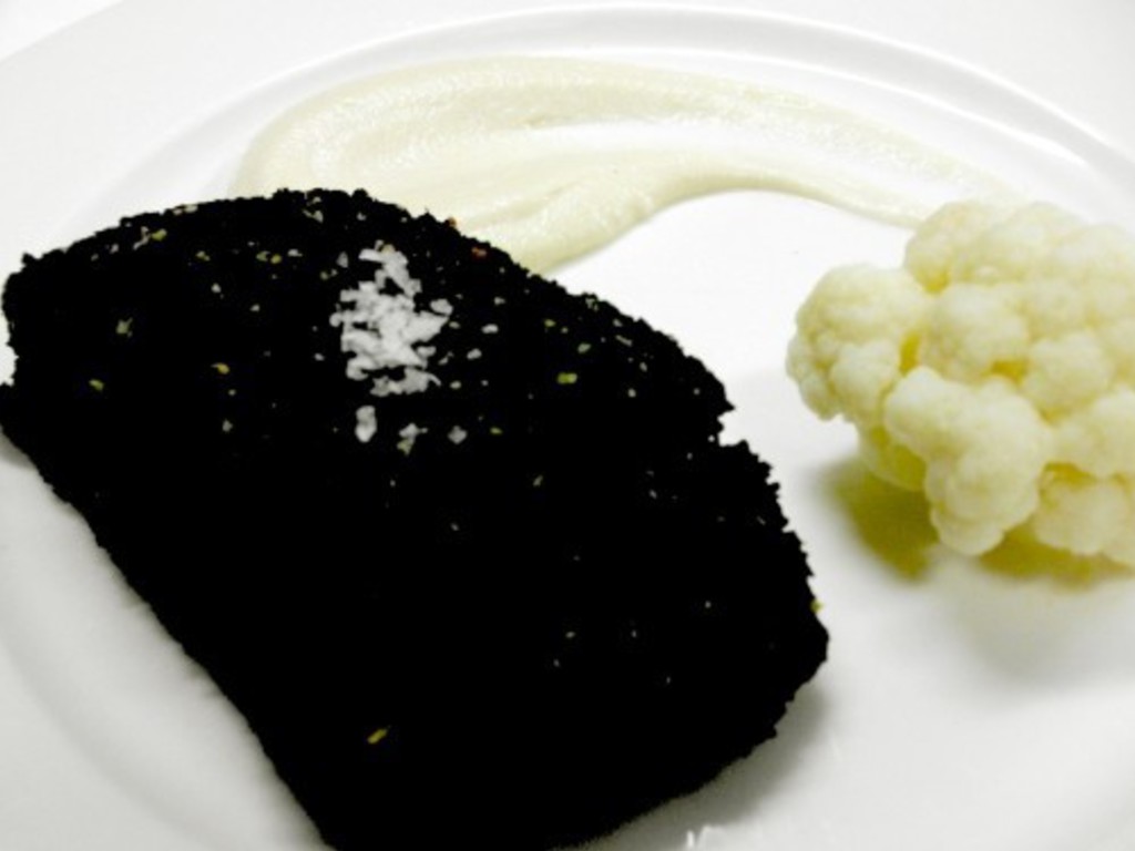 Ombrina in crosta di nero e cavolfiori glassati