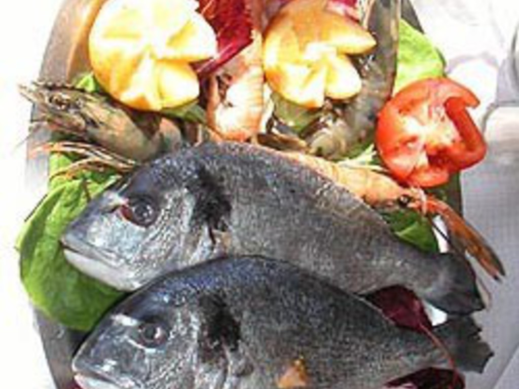 Orata al cartoccio con frutti di mare