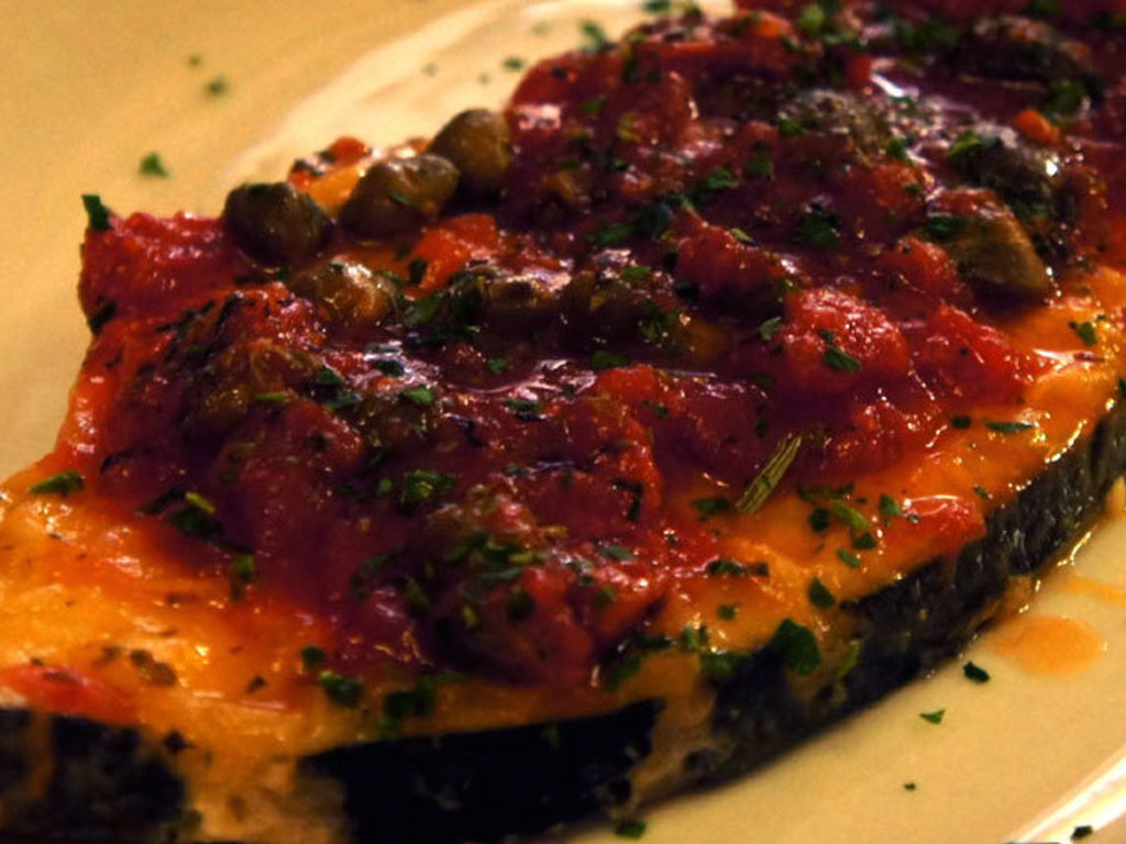 Pesce spada con un pesto di pomodori secchi e capperi