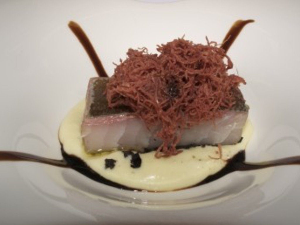 Ricciola in crosta di olive nere, vellutata di patate e sfilacci di carne equina affumicati