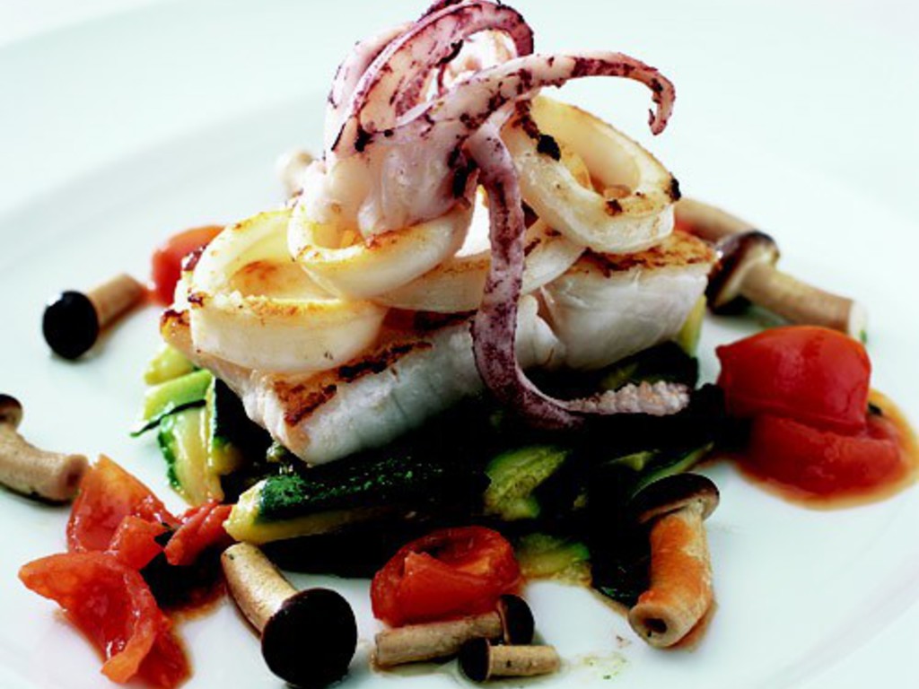 Rombo con zucchine fiammifero, anelli di calamari e chiodini