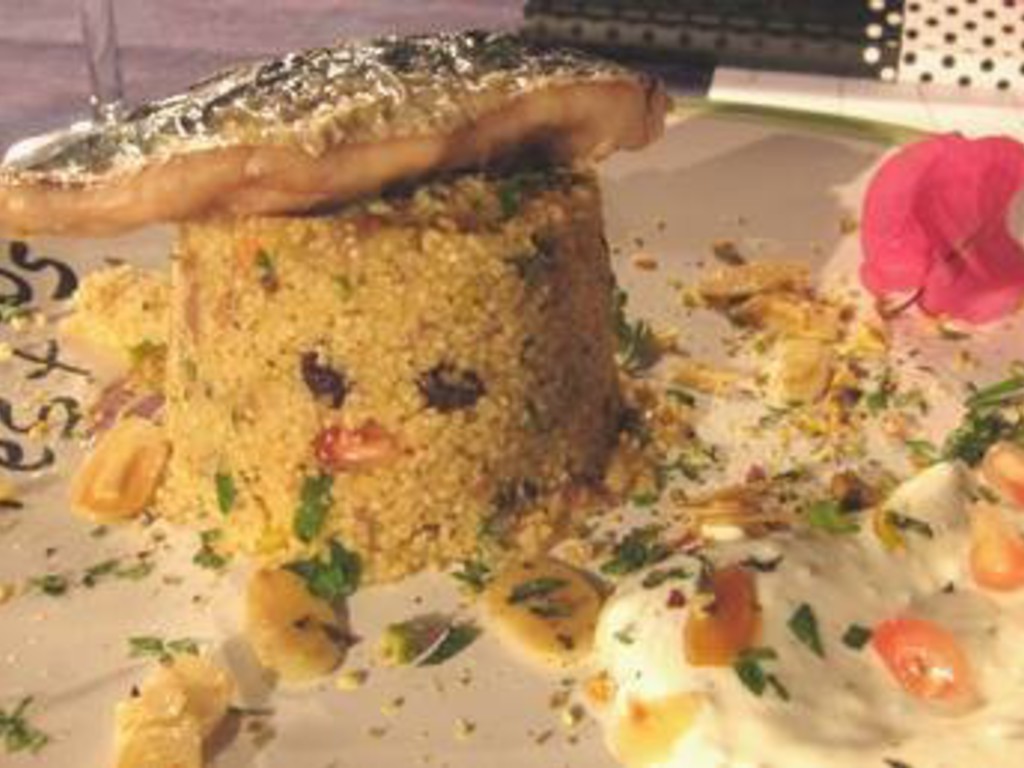Sgombro affumicato su un cous cous di frutta ed erbe