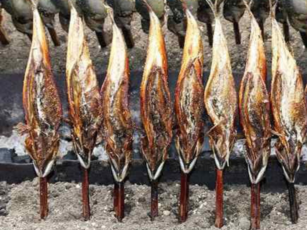 Steckerlfisch - Pesce infilzato nello spiedo
