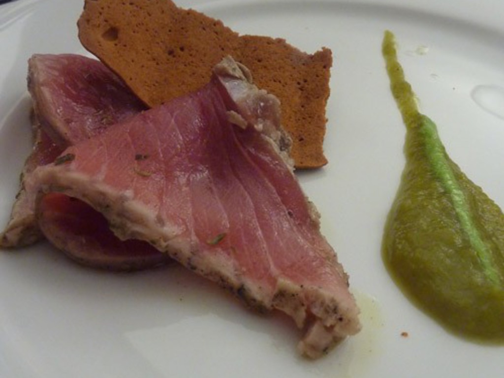 Tagliata di tonno alle erbe fini con pomodoro verde e briciole di paprika dolce