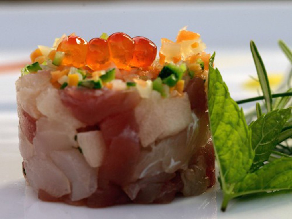Tartara di tunnina di Favignana con cernia di fondale uova di salmone affumicate e Marsala ristretto