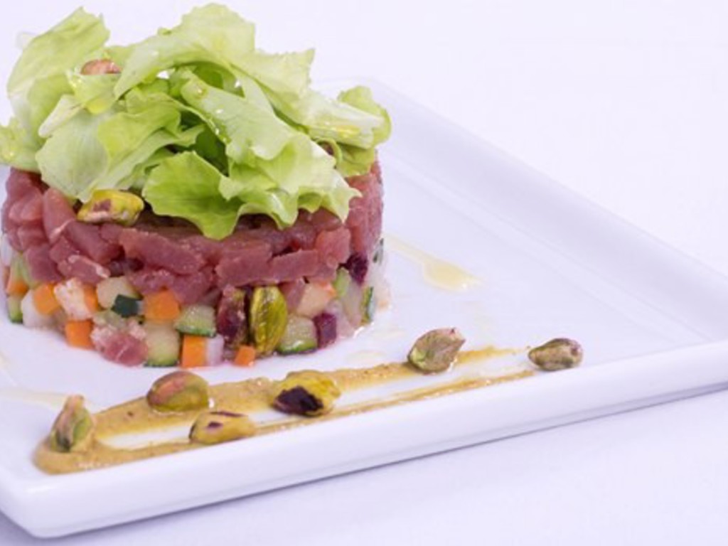 Tartare di tonno con panzanella di verdure profumata ai pistacchi