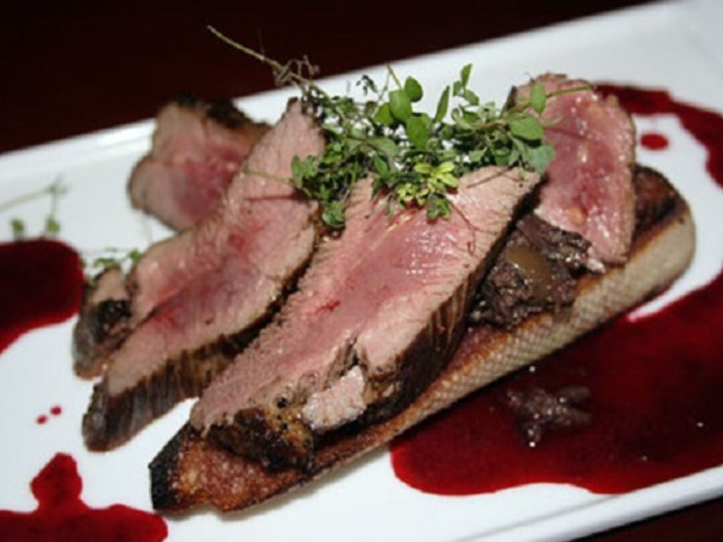 Filetto di cervo al profumo di timo e crescione con purè di carciofi - Hirschfilet mit Rotkraut und Selleriepüree