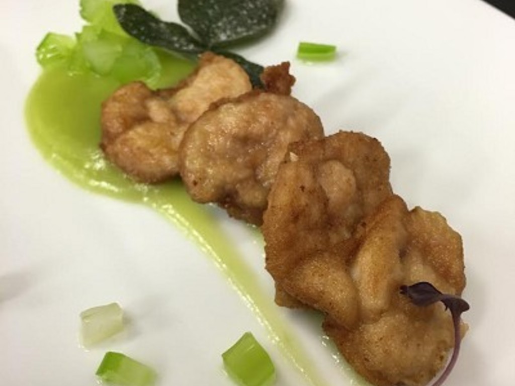 Animelle croccanti al cognac in crema di sedano e sedano glassato.
