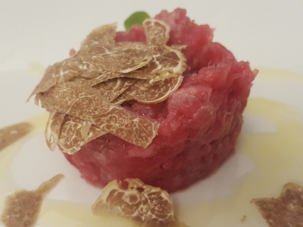Carne cruda all' albese