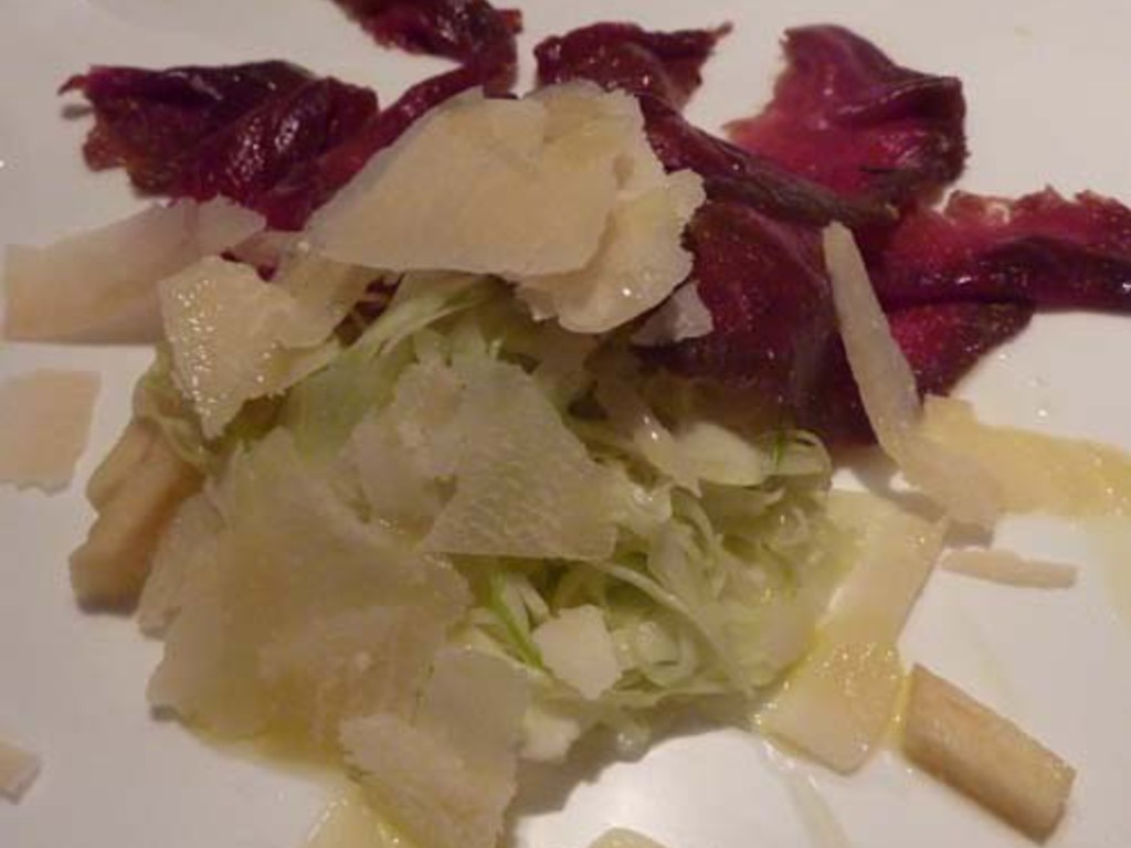 Carne salada con cavolo cappuccio e mela