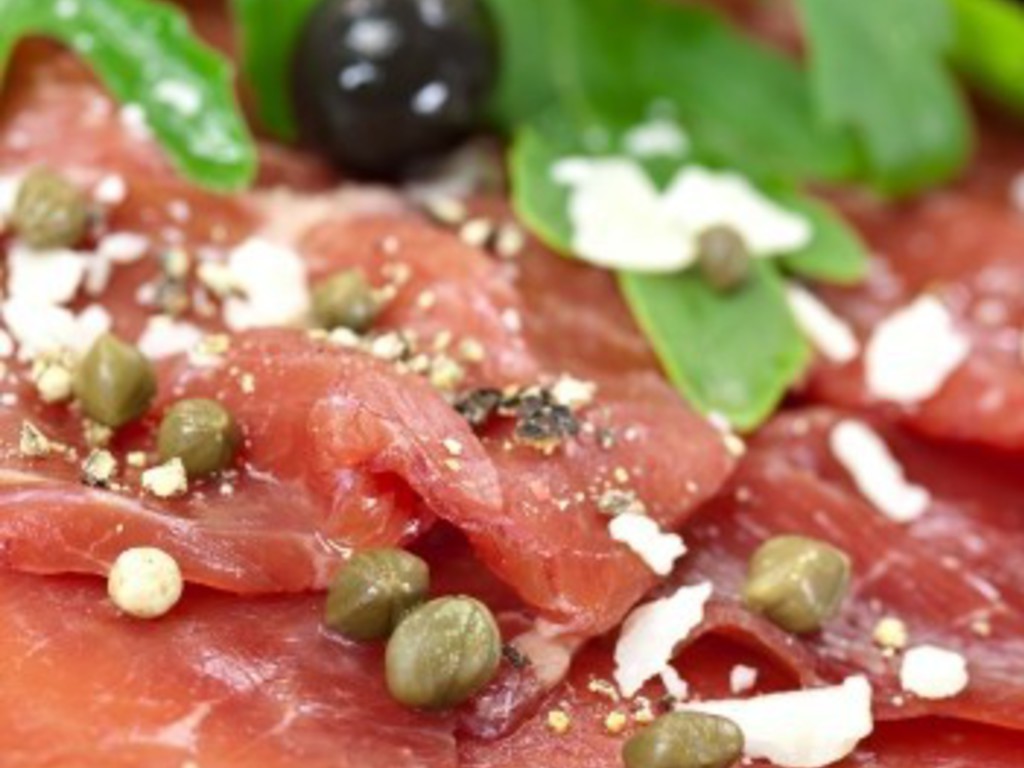 Carpaccio con capperi, olive, rucola e parmigiano