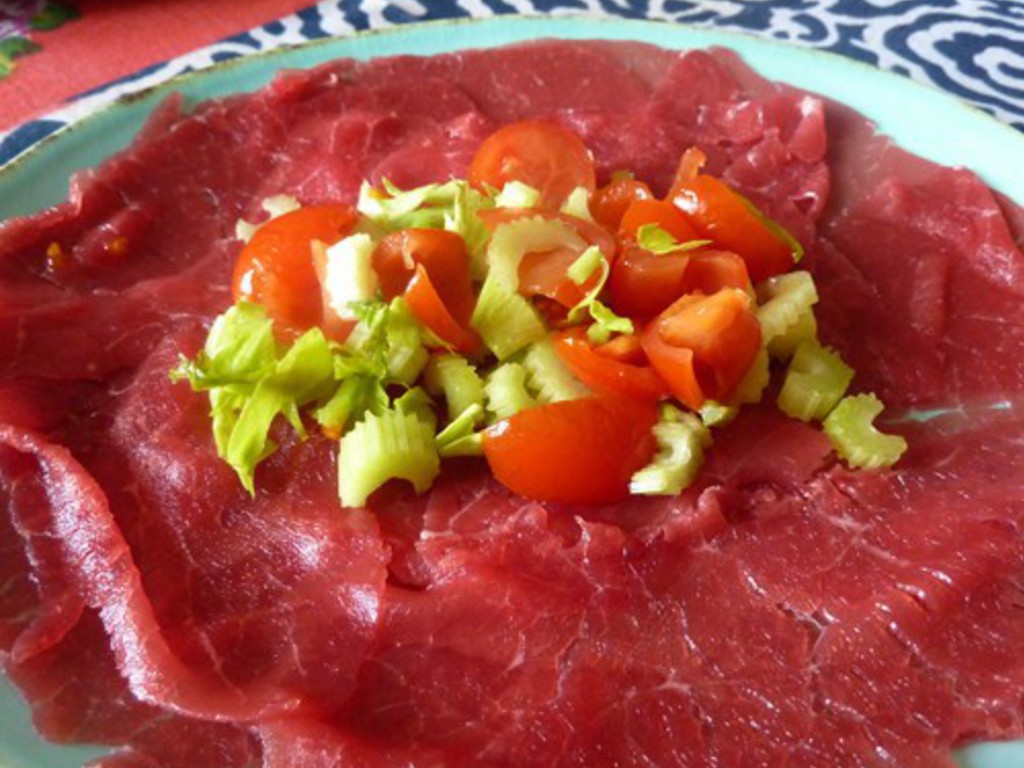 Carpaccio con sedano e pomodorini