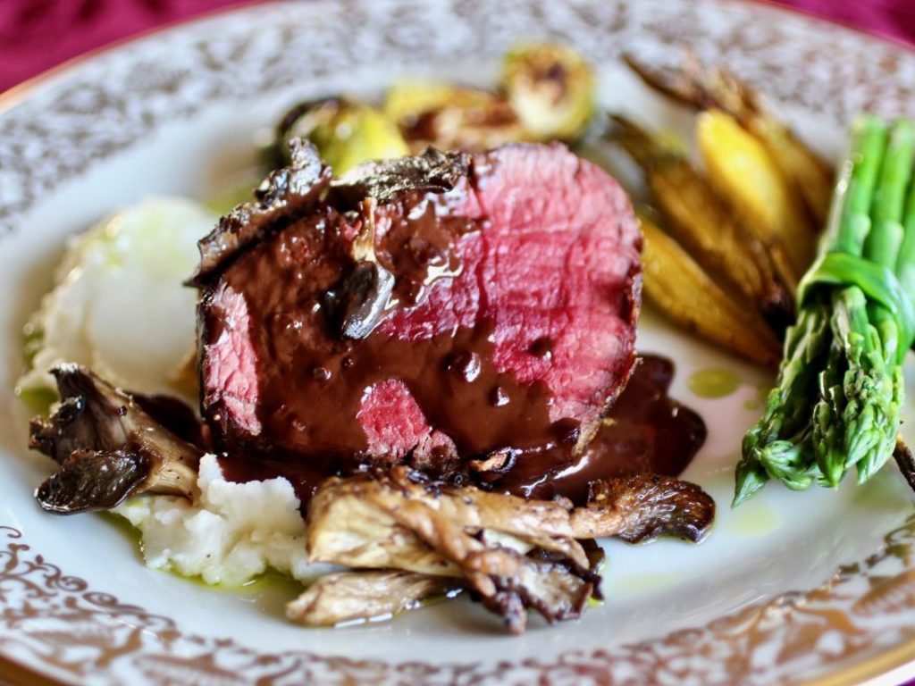 Filetto di manzo Seven Hills Angus con salsa di cioccolato e patate al gratin