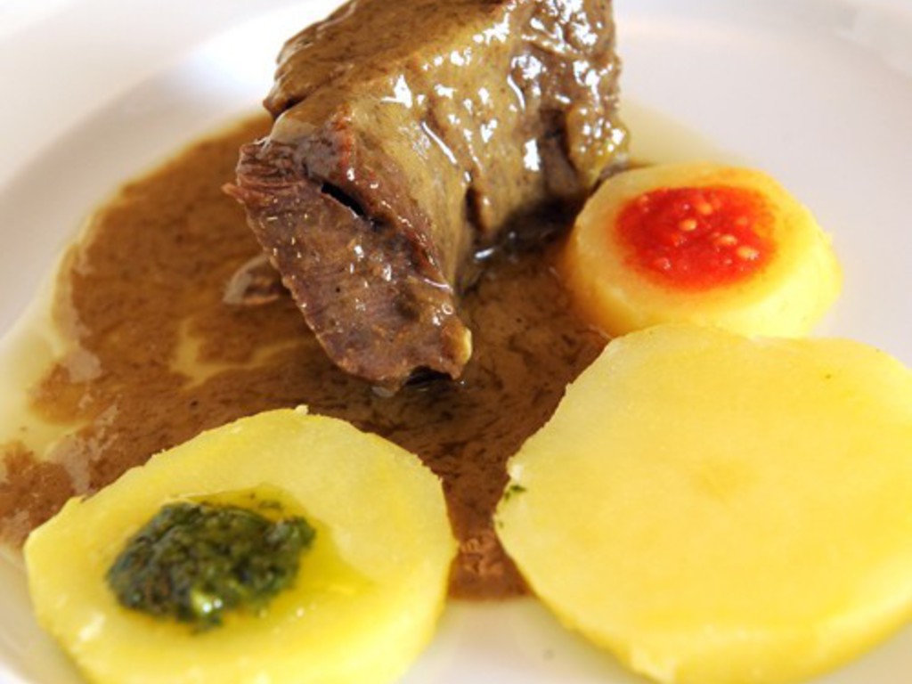 Guanciale di vitello di tradizione bresciana all' olio del Garda e verdure tricolori