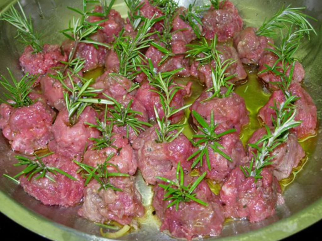 Polpette  di manzo e rosmarino cotte a metà