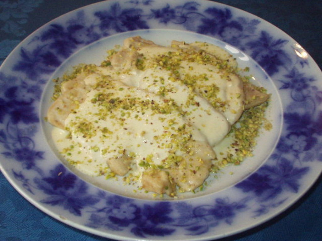 Scaloppine di vitello con panna e pistacchi