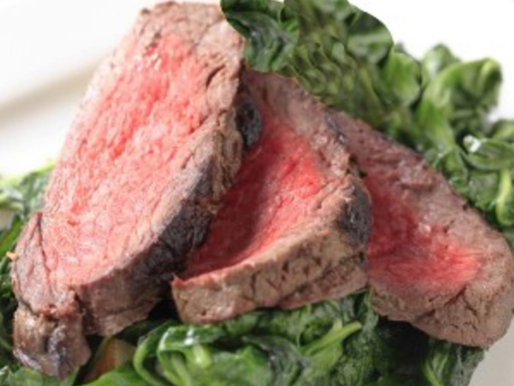 Skirt steak con salsa Poblano e spinaci saltati.