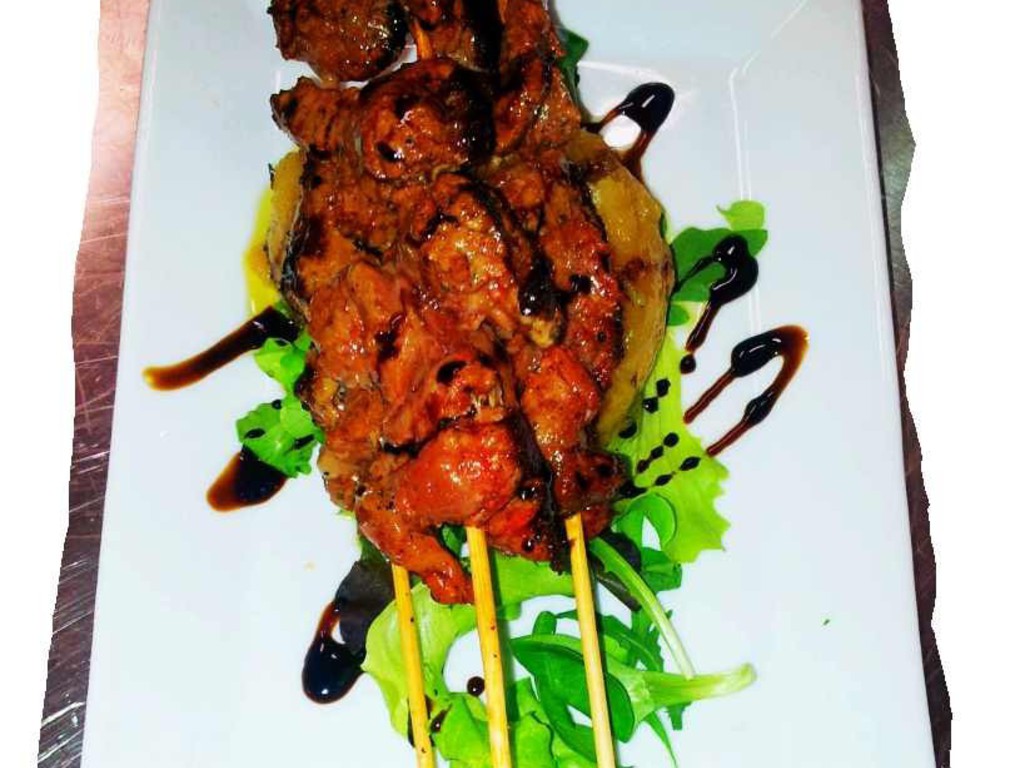 Spiedini di scamone di manzo  alla griglia  al tandoori masala e mele annurche