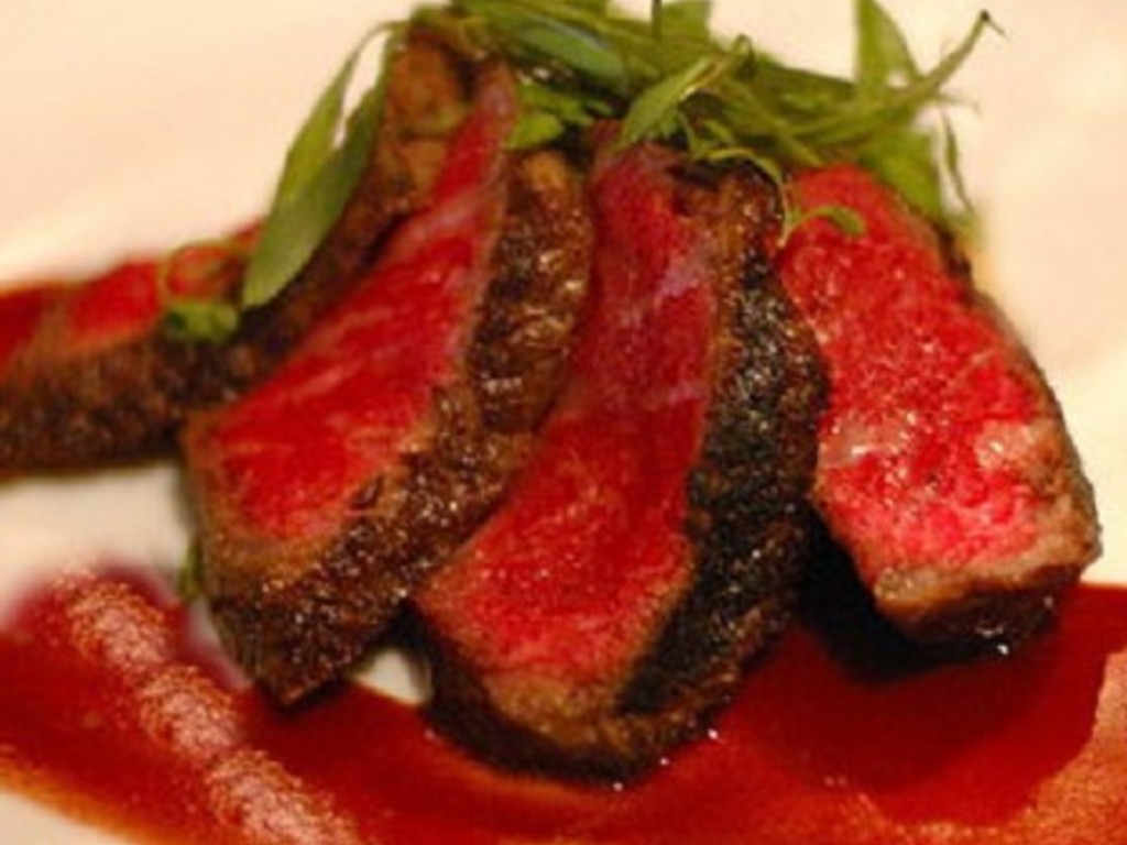 Tagliata di manzo Wagyu con salsa al vino rosso