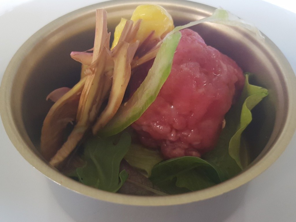 Tartare di manzo con insalatine miste e carciofi