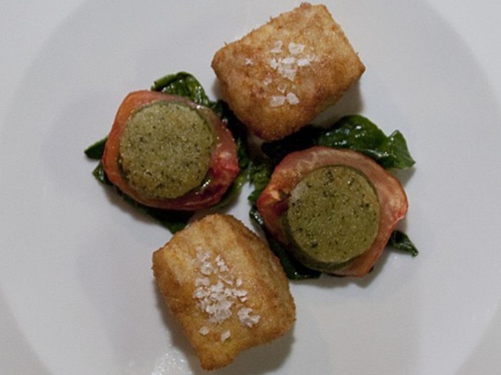 Vitello impanato alla milanese con petali di pomodoro e menta