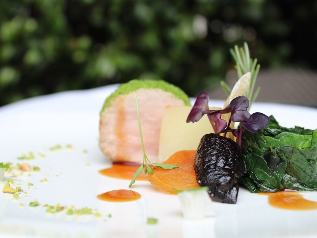 Vitello in crosta d'erbe con patata fondente, frutta secca e salsa alla Falanghina