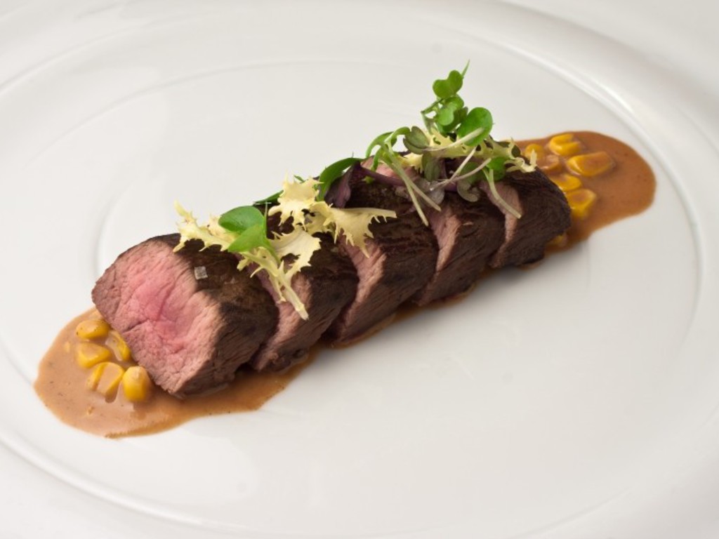 Agnello marinato al caffé, salsa al mais e germogli aromatici