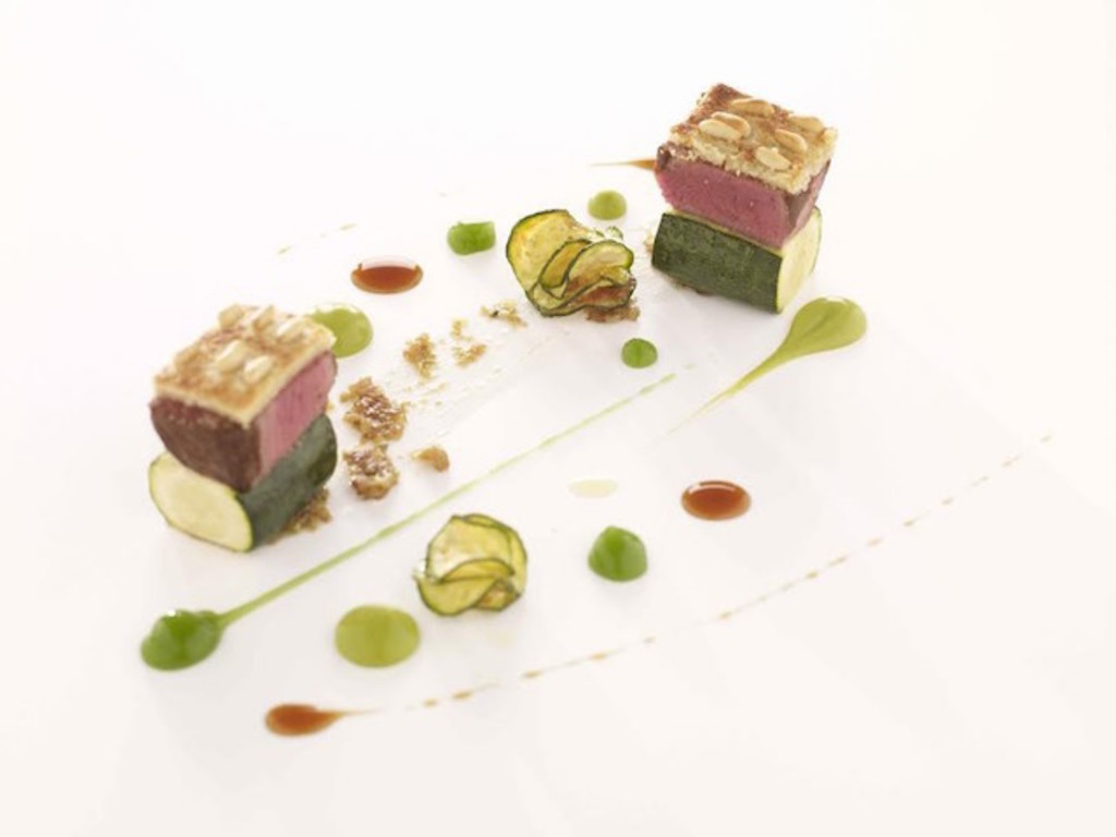 Agnello, zucchine arrosto e escabece, pinoli, menta.