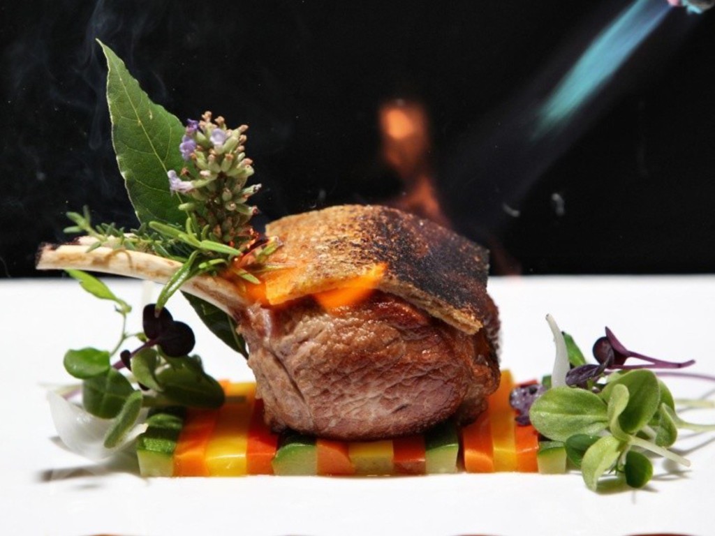 Carrè di agnello in crosta di senape in grani