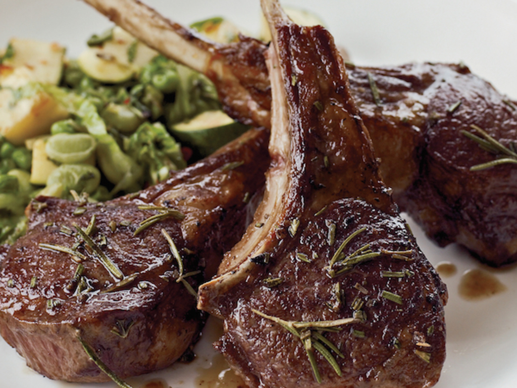 Costine di agnello alla birra con verdure miste