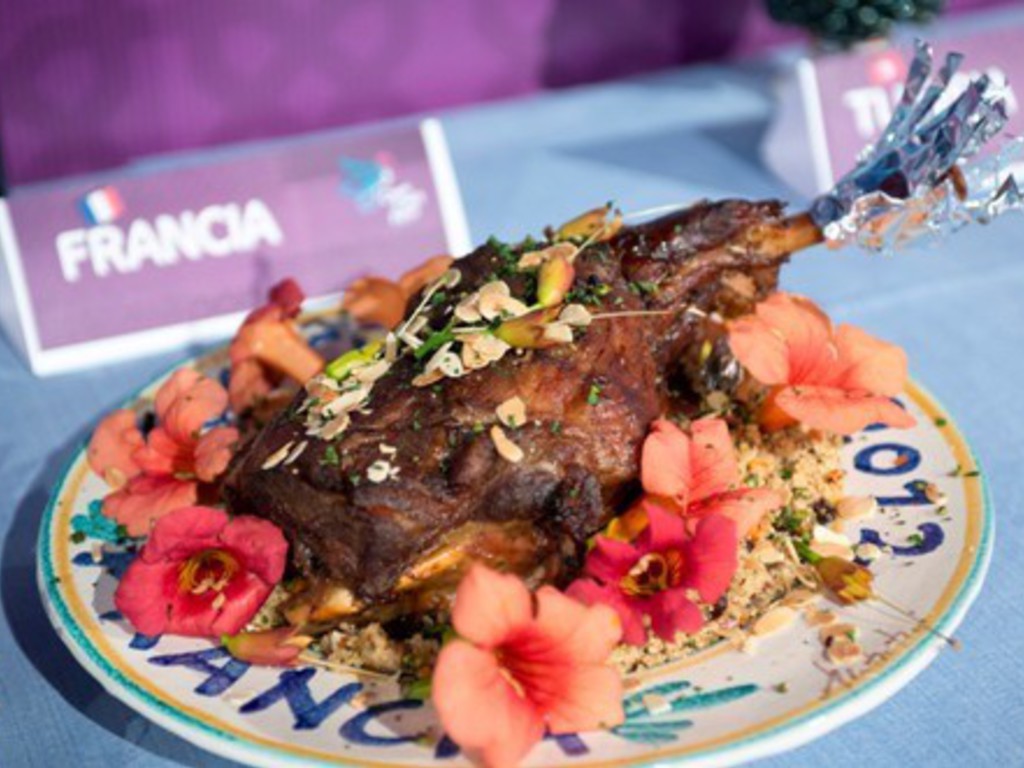 Il cous cous con agnello brasato con cipolle al miele, uvetta, mandorle e spezie