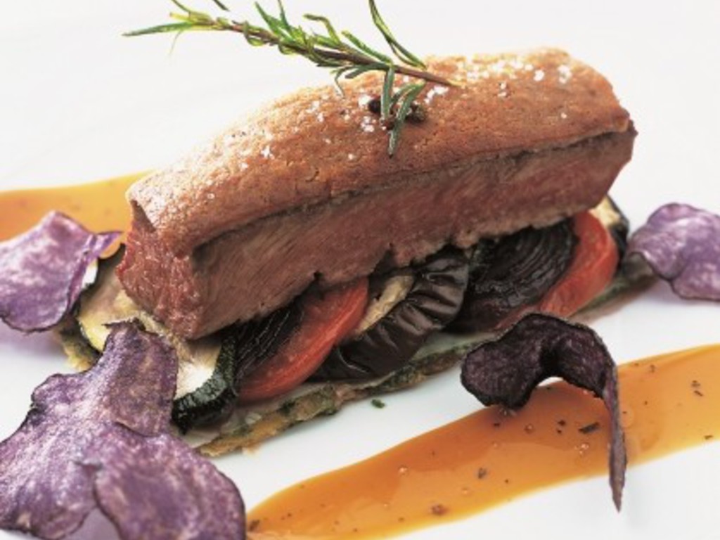 Lombata di agnello arrostito, gratinato alla crosta di Tapenade, jus al rosmarino e Bayal di verdure provenzali