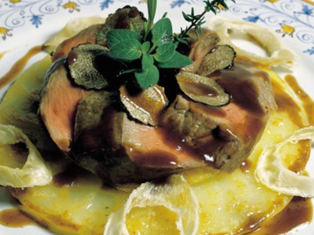 Rosette di agnello tartufate, gratin di patate e anelli di porri