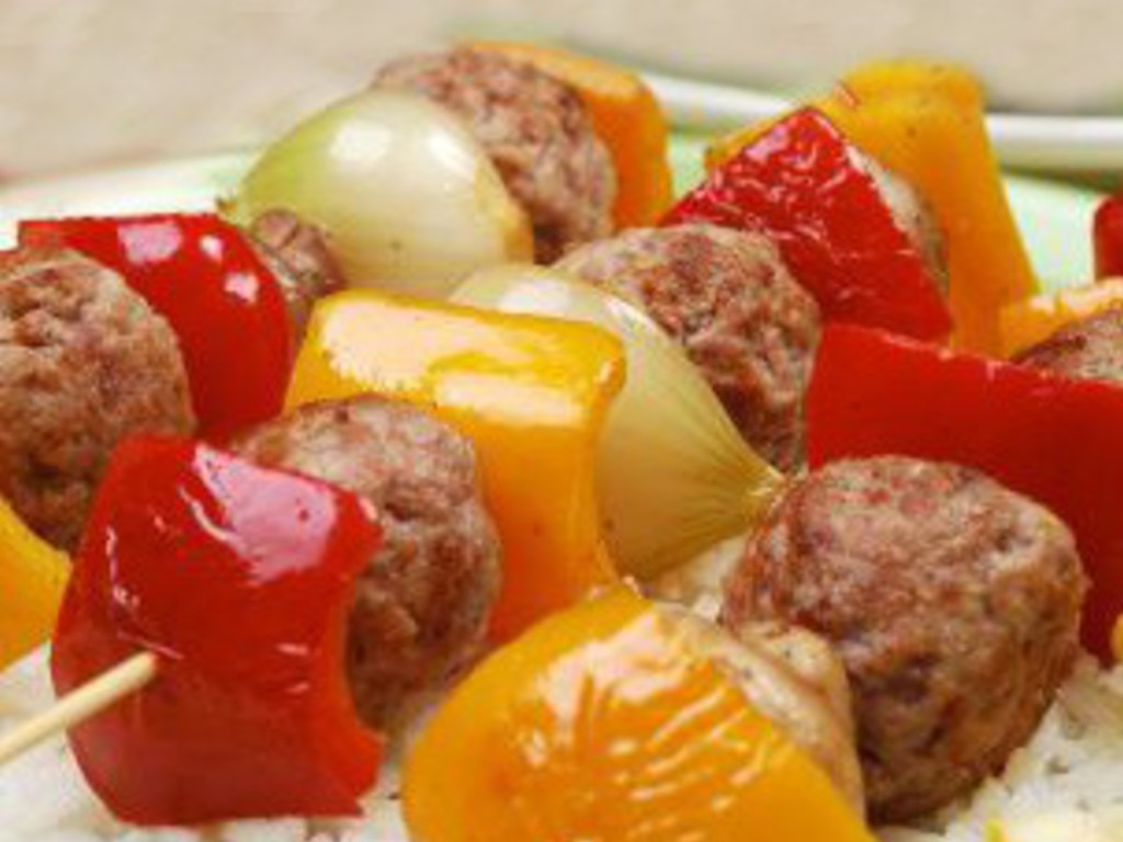 Spiedini di polpette di carne agnello e uva